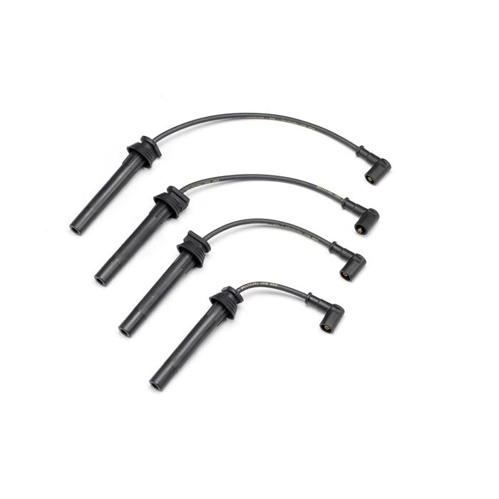 Mano sosteniendo cable de bujía Duralast